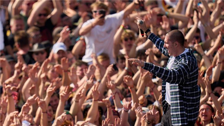 Zuhören statt filmen Der Rapper RIN tritt bei einem Festival auf.