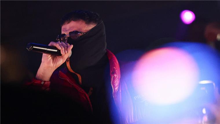 Rapper Haftbefehl legt Blitzauftritt in Gießen hin Der Rapper zeigte sich beim Auftritt in Gießen erneut verhüllt.