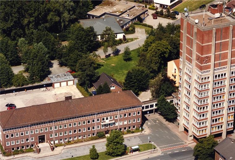 Der Rathausturm ist seit langem ein Sanierungsfall und sollte eigentlich abgerissen werden. Bis es dazu kommt, braucht der Turm aber eine Nottreppe für die Flucht der Mitarbeiterinnen und Mitarbeiter im Brandfall.
