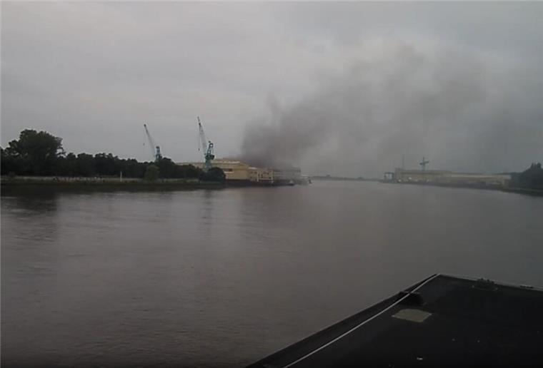 Feuer bei der Lürssen-Werft in Lemwerder Der Rauch über der Lürssen-Werft in Lemwerder war am Mittwochabend deutlich zu sehen.