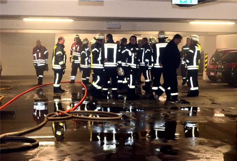 Loxstedt: Tiefgarage wird zur Nebellandschaft Der Rauch war noch gar nicht volständig abgezogen als es nach der Übung noch in der Tiefgarage eine erste „Manöverkritik“ gab. „Wir haben lediglich Kleinigkeiten gefunden wo wir etwas an unserer Taktik verändern müssen“, freute sich Ortsbrandmeister Michael Wilcks