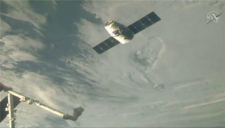 Raumfrachter bringt Weihnachtsessen zur ISS Der Raumfrachter Dragon nähert sich einem Roboterarm zum Andocken an die Internationale Raumstation ISS. Der Frachter ist unter anderem mit einem Weihnachtsmenü beladen.