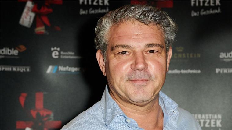 Rechtsmediziner Michael Tsokos auf neuen Wegen Der Rechtsmediziner Michael Tsokos hat bereits zahlreiche True-Crime-Thriller und fiktionale Kriminalromane geschrieben.