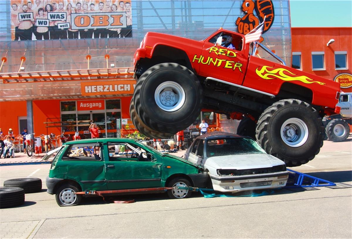 Monstertrucks sind in Nordenham zu sehen Der Red Hunter in Aktion.