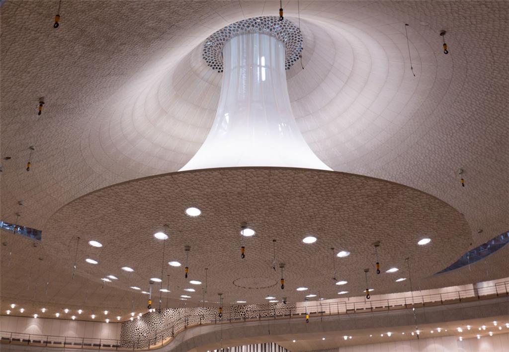 Der Reflektor über der Bühne im Großen Saal sorgt dafür, dass der aufsteigende Schall gleichmäßig verteilt wird.