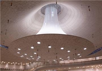 Der Reflektor über der Bühne im Großen Saal sorgt dafür, dass der aufsteigende Schall gleichmäßig verteilt wird.