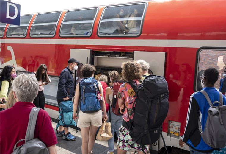 ochenendurlauber steigen am Bahnhof Gesundbrunnen in den überfüllten Regionalexpress 5 nach Rostock