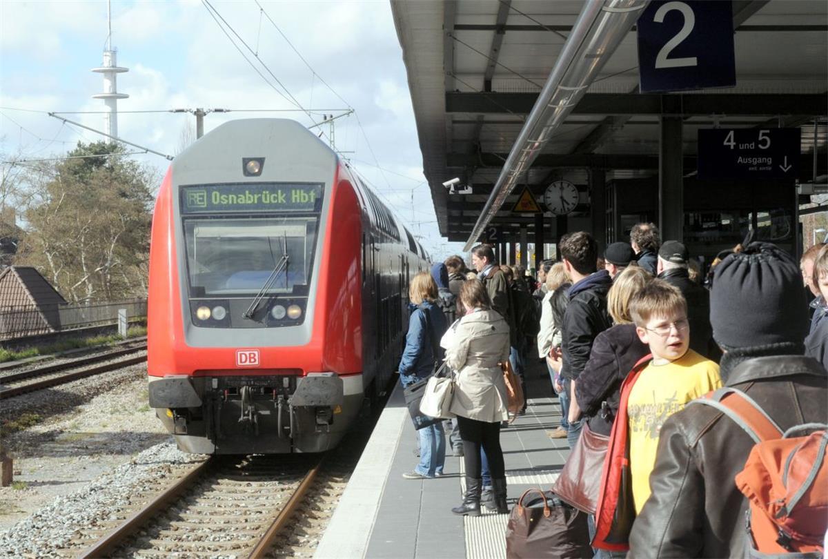 Baumunfall bei Oldenbüttel: Zugstrecke nach Bremen gesperrt Der Regionalexpress rollt derzeit nicht.