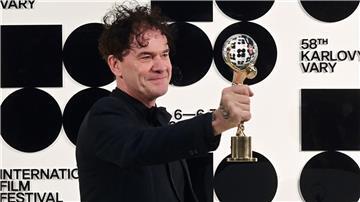 Der Regisseur Mark Cousins freut sich in Karlsbad riesig über den Hauptpreis, den Kristallglobus.