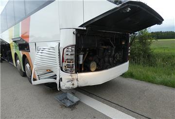 Der Reisebus wurde hinten links vom Auto getroffen.