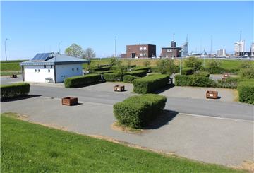 Der Reisemobil-Stellplatz an der Doppelschleuse (Bild) verfügt eigentlich über 63 Plätze – angeboten werden jetzt 31. Am Fischkai wurden die 47 Plätze auf 23 reduziert. 