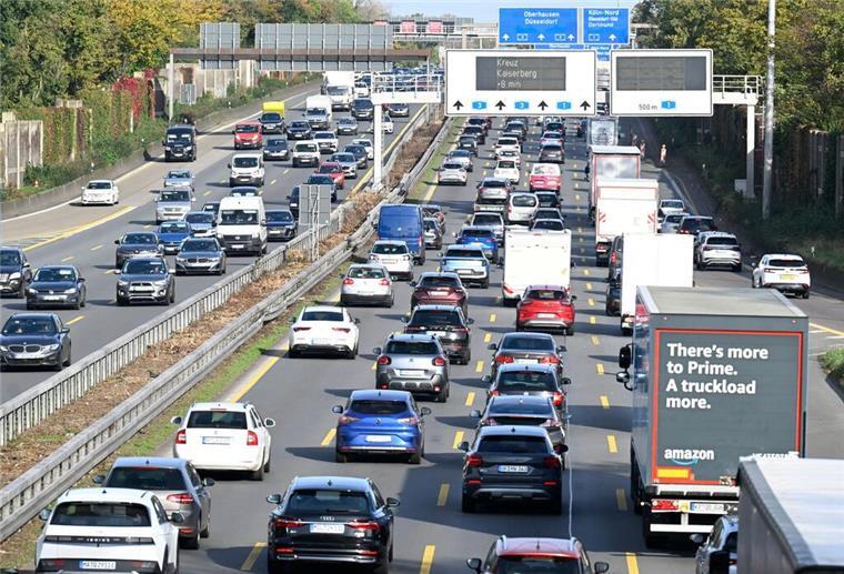Sommerreiseverkehr: Ferienbeginn sorgt für volle Autobahnen und lange Staus ARCHIV - 26.10.2024, Nordrhein-Westfalen, Leverkusen: Fahrzeuge stauen sich am Leverkusener Kreuz. (zu dpa: «ADAC: Zum Ferienstart drohen Staus und «Schneckentempo»») Foto: Roberto Pfeil/dpa +++ dpa-Bildfunk +++