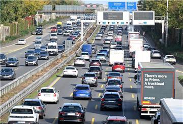 ARCHIV - 26.10.2024, Nordrhein-Westfalen, Leverkusen: Fahrzeuge stauen sich am Leverkusener Kreuz. (zu dpa: «ADAC: Zum Ferienstart drohen Staus und «Schneckentempo»») Foto: Roberto Pfeil/dpa +++ dpa-Bildfunk +++