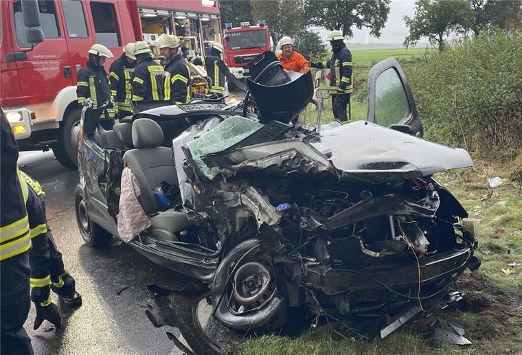 Der Renault Clio nach dem Unfall.