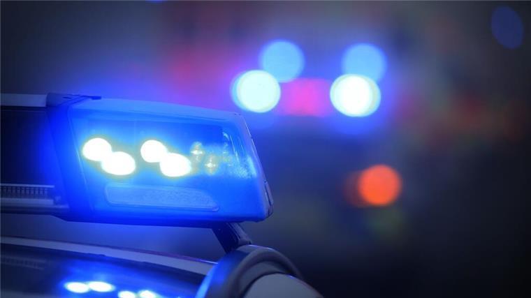Unfall in Lemwerder: Zwei Kleinkinder nach Kollision im Krankenhaus Blaulicht der Polizei. Der Renault prallte gegen einen Baum, der VW gegen ein Verkehrsschild – vier Personen wurden verletzt.