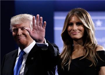 Der republikanische US-Präsidentschaftskandidat Donald Trump und seine Frau Melania gehen nach der ersten Fernsehdebatte in der Hofstra Universität in Hempstead (New York USA) von der Bühne. Zwei Tage vor der nächsten TV-Debatte ist Trump durch ein neu aufgetauchtes Skandalvideo unter massiven Druck geraten. 