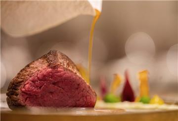 Ein US-Rinderfilet wird in einem Spitzenrestaurant angerichtet.