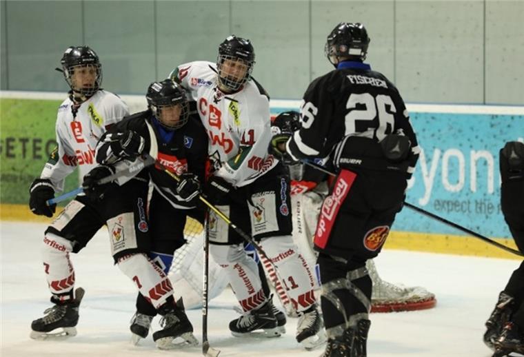 REV-Junioren holen zwei weitere Siege in der DNL 3 Eishockeyduell, Zweikämpfe vor dem Tor. Der REV Bremerhaven (weiße Trikots) holte gegen den HSV zwei Siege.