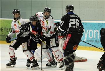 Eishockeyduell, Zweikämpfe vor dem Tor. Der REV Bremerhaven (weiße Trikots) holte gegen den HSV zwei Siege.