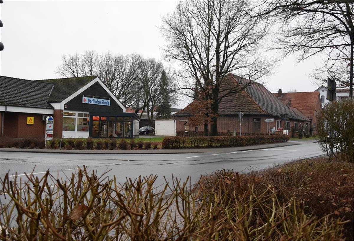 Pläne für Rhader Ortskern im Bereich Dorfladen und Dorftreff Der Rhader Dorftreff im ehemaligen „Jägerhaus“ (rechts) hat keine Zukunft. Hier besteht etwa der Wunsch von Bürgern, seniorengerechten Wohnraum zu schaffen. Der Dorfladen (links) könnte erweitert werden. Die Landesstraße davor wird erneuert und erhält einen etwas anderen Verlauf.