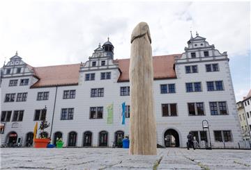 Der Riesen-Spargel muss weg - oder ist es doch eher ein Phallus.