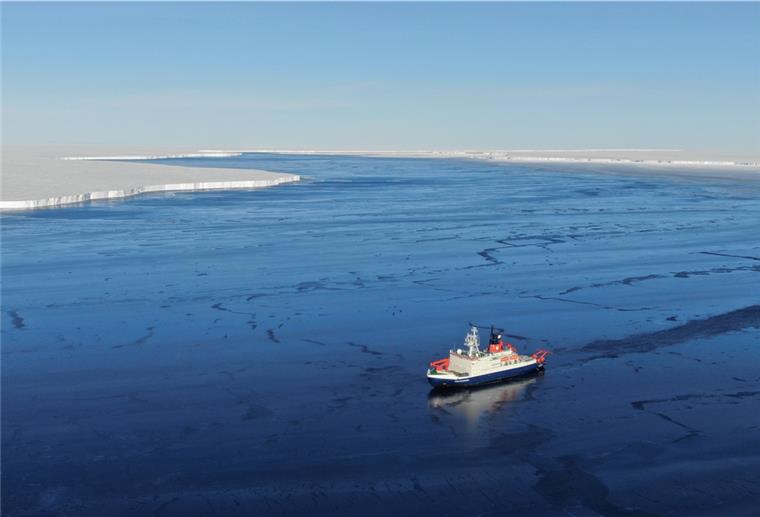 Der Rieseneisberg, den die „Polarstern“ umrundet hat, wird nicht zur deutschen Antarktis-Station „Neumayer III“ driften, sondern in die andere Richtung.