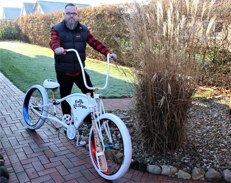 Der Rodenkircher Ralph Deharde baut mit Leidenschaft Cruiser. Das Foto zeigt ihn mit einem gerade erst vor kurzem hergestellten Rad.