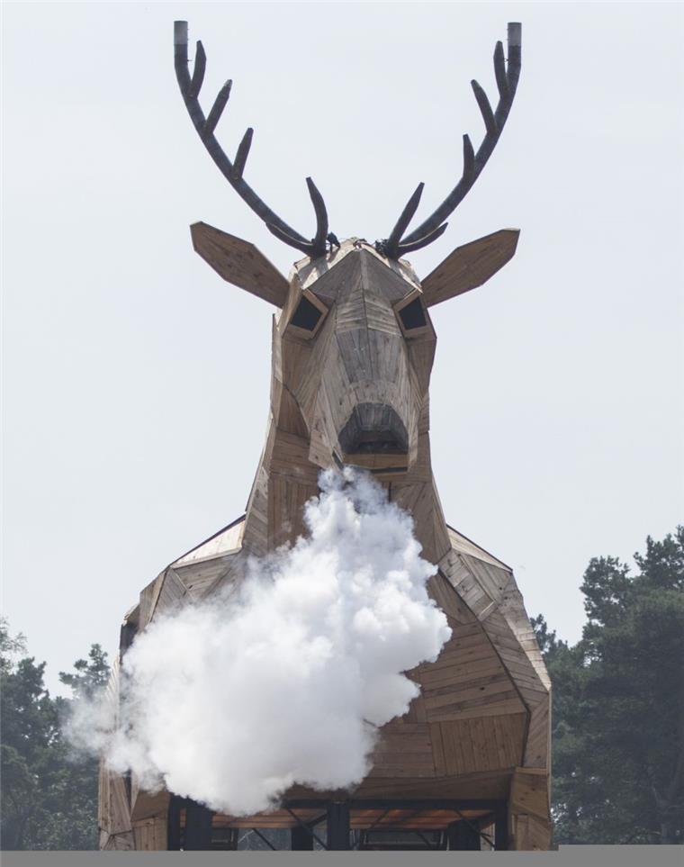 Jägermeister spendiert Freikarten fürs "Wacken Open Air" Der röhrende Hirsch von Jägermeister ist der Hingucker auf jedem Festivalgelände. Zu jeder Stunde stößt der hölzerne Vierbeiner Nebelschwaden aus. Kurz danach tanzen die Fans auf den Hirschterrassen und davor zu Brassband-Rhythmen.