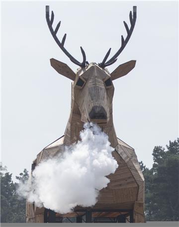 Der röhrende Hirsch von Jägermeister ist der Hingucker auf jedem Festivalgelände. Zu jeder Stunde stößt der hölzerne Vierbeiner Nebelschwaden aus. Kurz danach tanzen die Fans auf den Hirschterrassen und davor zu Brassband-Rhythmen. 