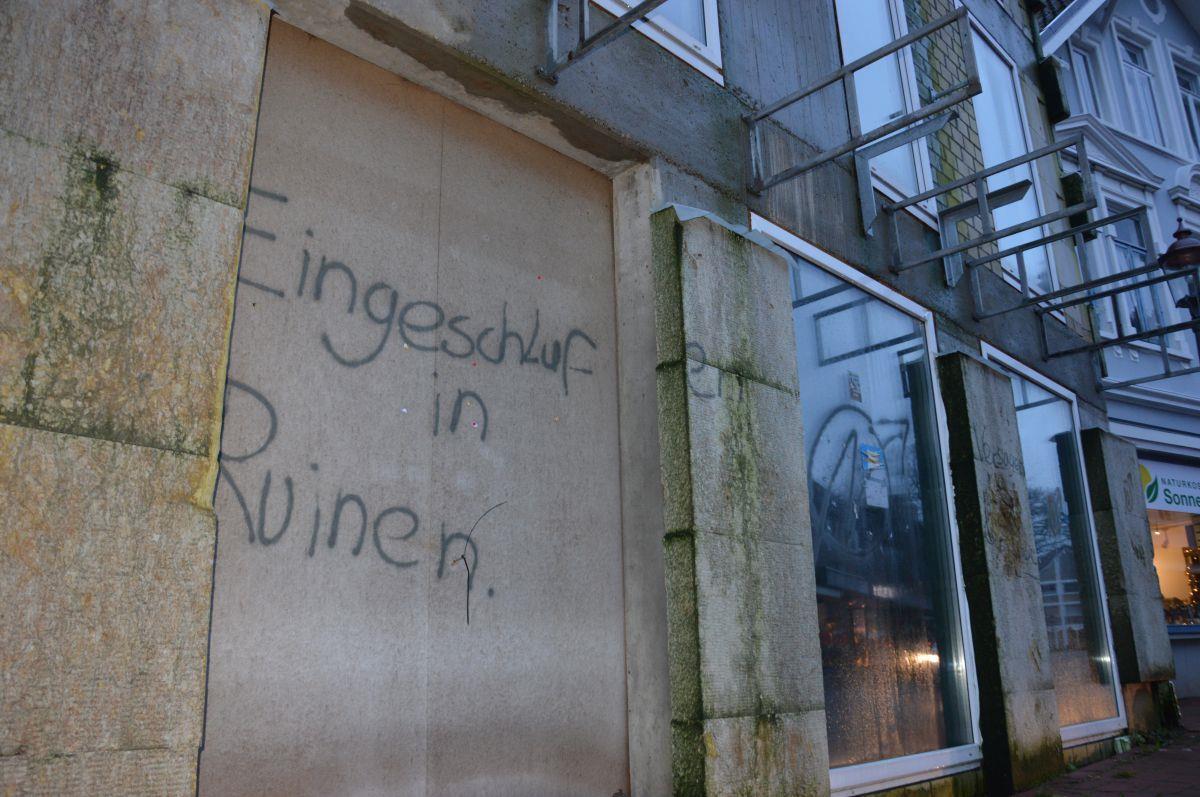 Bad Bederkesa: Bauruine kommt unter den Hammer Der Rohbau an der Mattenburger Straße setzt weiter Moos an. Jetzt soll das Gebäude im Beerster Ortskern zwangsversteigert werden.