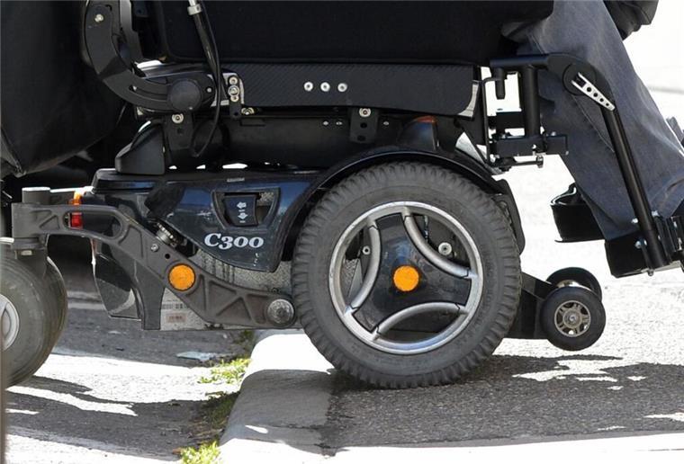 rollstuhlfahrer an bordsteinkante