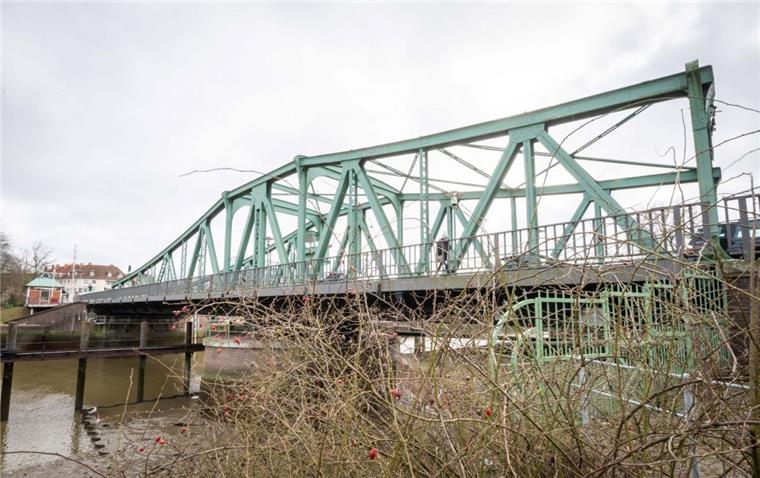 Der Rostfraß an der Unterkonstruktion der Alten Geestebrücke in Bremerhaven wird beseitigt. Eine Brückenspitze, einige Träger und Halterungen müssen ebenso erneuert werden, wie die Regenwasserabläufe der Fahrbahn.