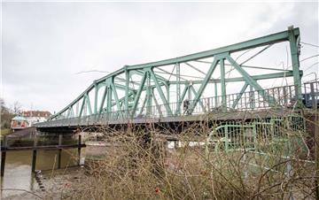 Der Rostfraß an der Unterkonstruktion der Alten Geestebrücke in Bremerhaven wird beseitigt. Eine Brückenspitze, einige Träger und Halterungen müssen ebenso erneuert werden, wie die Regenwasserabläufe der Fahrbahn.