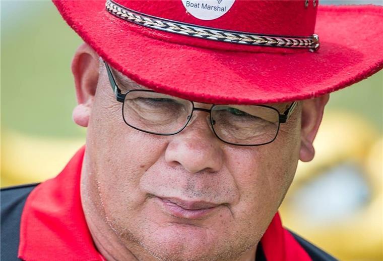 Bremerhavener engagiert sich für Drachenbootsport Der rote Cowboyhut ist das Markenzeichen von Saed Abdalla.