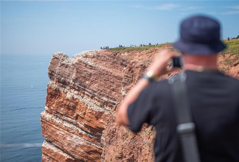 Bremerhaven - Helgoland: Fähre fährt ab Montag Der rote Felsen. Der Klippenrundweg ist ein Höhepunkt des Inselbesuchs.