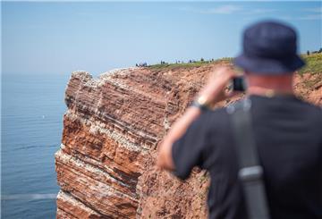 Der rote Felsen. Der Klippenrundweg ist ein Höhepunkt des Inselbesuchs.