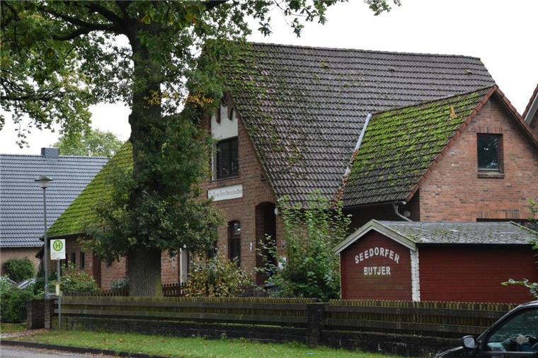 Der rote Klinkerbau, in dem sich der Seedorfer Kindergarten und das Sitzungszimmer der Gemeinde befinden, soll  innen umgebaut und zusätzlich im Obergeschoss mit zwei Mietwohnungen  ausgestattet werden.