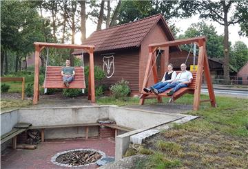 Der "rote Platz" in Glinstedt ist im Laufe der Jahre zu einem schmucken Dorfmittelpunkt geworden. Sven Kück, Alea Kück und Ortsbürgermeister Detlef Kück freuen sich über die Entwicklung im Ort.
