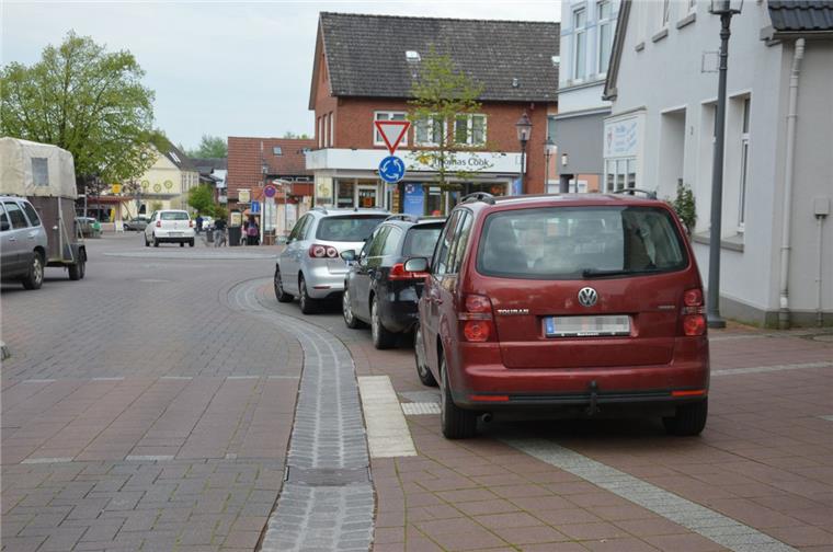 Bad Bederkesa: "Wildes Parken" im Ortskern sorgt für Ärger Der rote Wagen auf der gegenüberliegenden Seite des Rathauses steht falsch: Hier gibt es keine ausgewiesene Parkfläche.