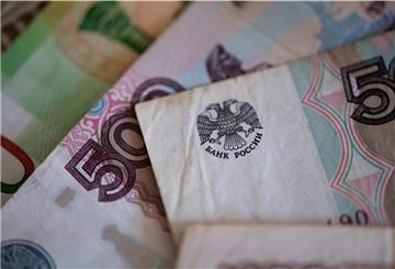 Russische Rubel-Banknoten liegen auf einem Tisch.