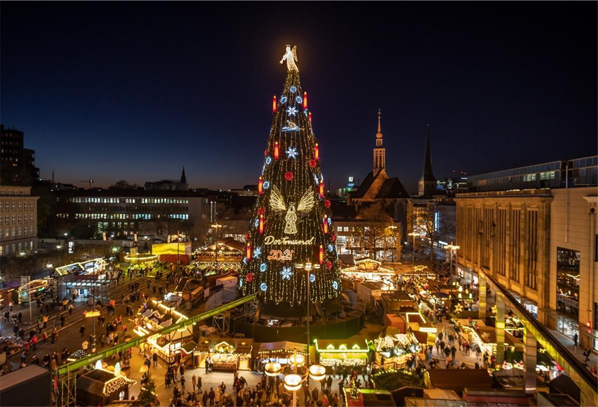 Dortmund hat den längsten Weihnachtsbaum Der rund 45 Meter hohe XL-Weihnachtsbaum in Dortmund wird aus rund 1600 sauerländischen Fichten zu einem der weltgrößten Weihnachtsbäume zusammengesetzt.