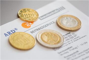 Münzen liegen auf einem Bescheid des Rundfunkbeitrags. Der Rundfunkbeitrag ist bei vielen Deutschen überaus unbeliebt. Nun stehen Änderungen an.