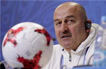 Der russische Fußball-Nationaltrainer Stanislaw Tschertschessow gibt sich vor dem Anpfiff gelassen.