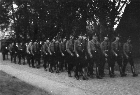 Der SA-Sturm marschiert durch Zeven. Die Angehörigen der Einheit rückten am Morgen des 10. November 1938 zu früher Stunde aus und holten ihre jüdischen Mitbürger aus den Häusern, um sie zu verhaften und am Hause Neugarten zu versammeln. 
