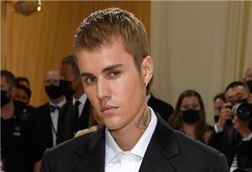 Der Sänger Justin Bieber hat nach der Absage seiner Konzerte seine Fans per Videobotschaft über seine Krankheit informiert.