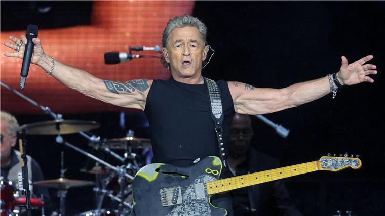 Der Sänger und Gitarrist Peter Maffay rockt auf seiner letzten Tournee mit seiner Band durch zehn Städte.