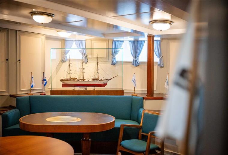 So sehen die beeindruckendsten Schiffe der Maritimen Tage unter Deck aus Der Salon auf der „Schulschiff Deutschland“ ist altmodisch und liebevoll eingerichtet und gepflegt.