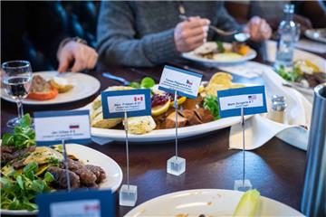 Der Salondampfer &quot;Hansa&quot; serviert die Lieblingsgerichte der Eishockeys...