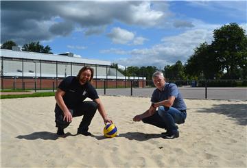Der Sand liegt schon da: Mario Mischke (links), Hausmeister an der Oberschule, und Adrian Uelzen vom Landkreis freuen sich über die neue Sportanlage in Beverstedt.