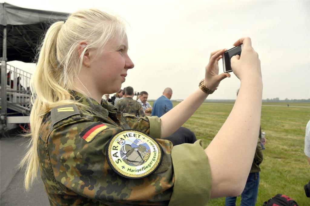 Der SAR-Tag auf dem Nordholzer Fliegerhorst bot zahlreiche Fotomotive, auch für die Kameraden am Boden, wie hier Nadine Meinders. - Foto Scheschonka